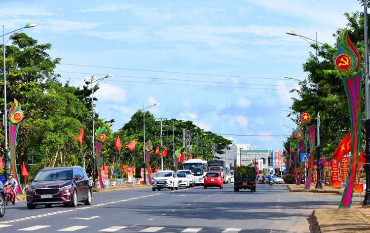 Các tuyến đường của huyện Đức Trọng rực rõ cờ hoa