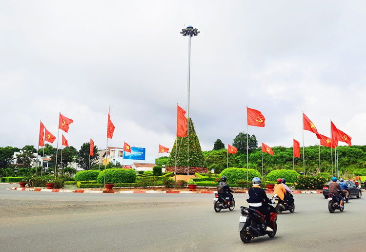 Trang trí cờ hoa tại vòng xoay Liên Khương