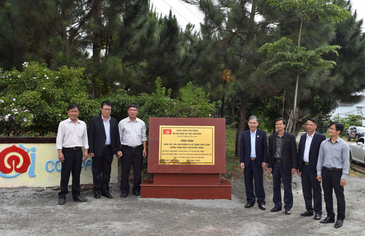 Các đại biểu gắn biển công trình nâng cấp sửa chữa đường Thống Nhất, thị trấn Liên Nghĩa
