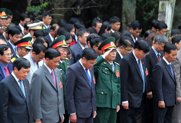 Lãnh đạo Tỉnh ủy, HĐND, UBND, Ủy ban MTTQ Việt Nam tỉnh Lâm Đồng và các đại biểu dự Đại hội đại biểu Đảng bộ tỉnh Lâm Đồng nhiệm kỳ 2020 – 2025 giành một phút mặc niệm tưởng nhớ vong linh các Anh hùng liệt sĩ
