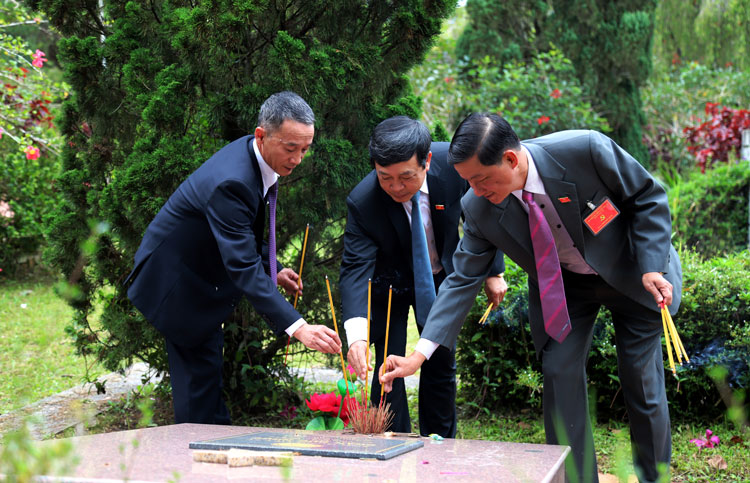 Đồng chí Đoàn Văn Việt – Chủ tịch UBND tỉnh, Trưởng Đoàn đại biểu Quốc hội đơn vị tỉnh Lâm Đồng, cùng đồng chí Trần Đức Quận – Phó Bí thư Thường trực Tỉnh ủy, Chủ tịch HĐND tỉnh Lâm Đồng và đồng chí Trần Văn Hiệp – Phó Bí thư Tỉnh ủy Lâm Đồng dâng hương các phần mộ Anh hùng liệt sĩ