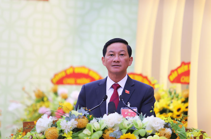 Đồng chí Trần Đức Quận trình bày báo cáo kiểm điểm sự lãnh đạo, chỉ đạo của Tỉnh ủy, Ban Thường vụ, Thường trực Tỉnh ủy, nhiệm kỳ 2015 - 2020