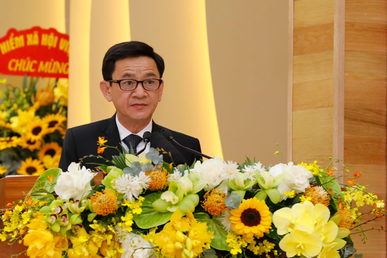 Đồng chí Phan Văn Đa - Phó Chủ tịch UBND tỉnh - Đại diện Ban cán sự Đảng UBND tỉnh với tham luận “Vai trò lãnh đạo của Đảng trong thực hiện tái cơ cấu nền kinh tế gắn với đổi mới mô hình tăng trưởng tỉnh Lâm Đồng”