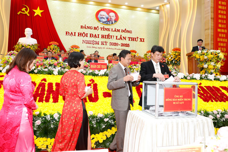 Các đại biểu tham dự Đại hội ủng hộ đồng bào miền Trung bị lũ lụt