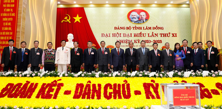 Lãnh đạo Trung ương chụp hình lưu niệm cùng Đoàn Chủ tịch Đại hội