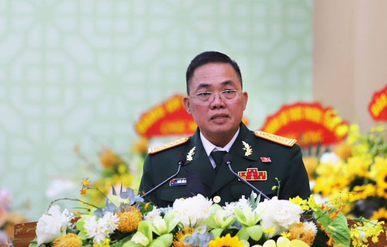 Đại tá Trần Văn Khương – Đại diện Đảng ủy Quân sự tỉnh Lâm Đồng tham luận với nội dung “Công tác lãnh đạo, chỉ đạo, quán triệt triển khai thực hiện đường lối của Đảng về công tác quân sự, quốc phòng địa phương đáp ứng yêu cầu nhiệm vụ trong tình hình mới, góp phần ổn định chính trị - xã hội của tỉnh”