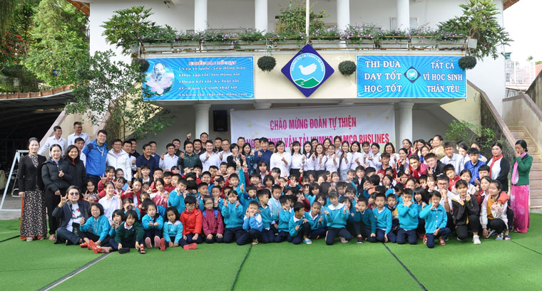 Đại diện Công ty Kumho Samco Buslines cùng Ban Giám hiệu và học sinh của trường