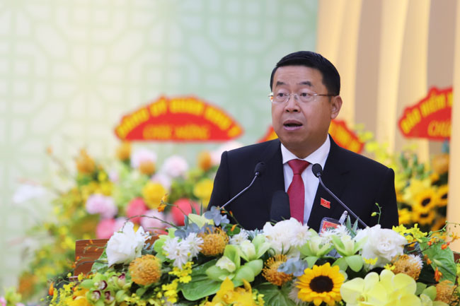 Đồng chí Tôn Thiện San - Đại diện Ban Tổ chức Tỉnh ủy tham luận với nội dung “Một số giải pháp nhằm xây dựng đội ngũ cán bộ các cấp đủ phẩm chất, năng lực và uy tín, ngang tầm nhiệm vụ trong tình hình mới”