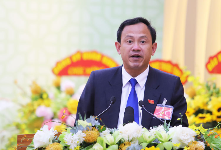 Đồng chí Trương Văn Tùng - Đại diện Đảng bộ huyện Đơn Dương tham luận với nội dung “Vai trò của Đảng bộ huyện trong thực hiện Chương trình mục tiêu quốc gia xây dựng nông thôn mới, phấn đấu trở thành huyện nông thôn mới kiểu mẫu về nông nghiệp công nghệ cao theo hướng thông minh”