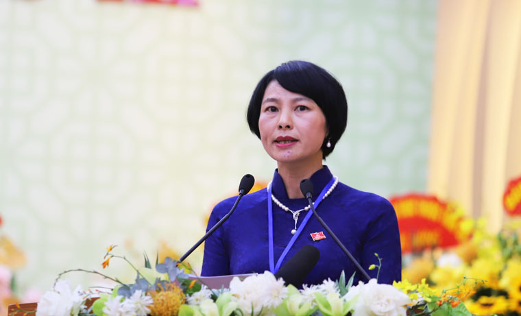 Đồng chí Phạm Thị Phúc - Đại diện Ban Dân vận Tỉnh ủy tham luận nội dung “Tiếp tục đổi mới, nâng cao chất lượng tham mưu cho cấp ủy lãnh đạo công tác dân vận, thực hiện quy chế dân chủ cơ sở, tăng cường mối quan hệ mật thiết giữa Đảng với Nhân dân, góp phần phát triển kinh tế và ổn định an sinh xã hội trên địa bàn tỉnh”