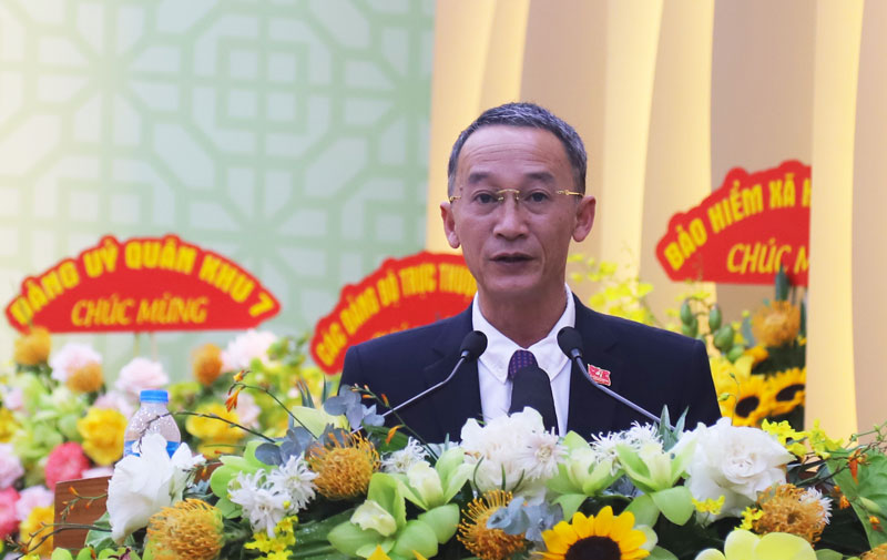 Đồng chí Trần Đức Hiệp - Phó Bí thư Tỉnh ủy đại diện cho Đoàn đại biểu dự Đại hội đại biểu toàn quốc lần thứ XIII của Đảng phát biểu hứa trước Đại hội