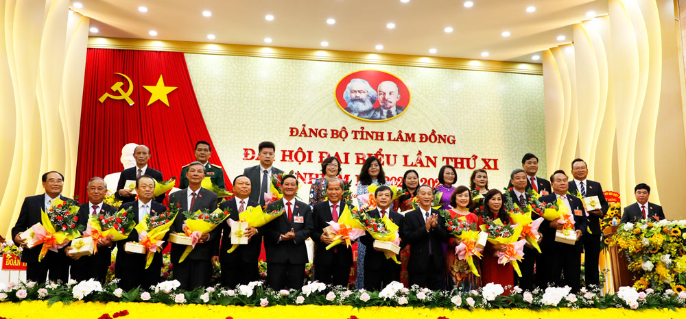 Đồng chí Trần Đức Quận - Bí thư Tỉnh ủy và đồng chí Trần Văn Hiệp - Phó Bí thư Tỉnh ủy khóa XI tặng hoa và quà lưu niệm cho các đồng chí không tiếp tục tham gia Ban Chấp hành Đảng bộ tỉnh khóa XI