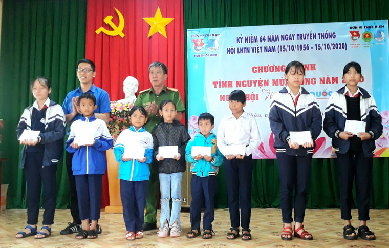 Tặng học bổng cho 10 em học sinh có hoàn cảnh khó khăn