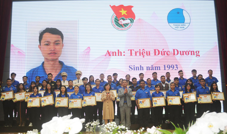 Tặng Bằng khen, biểu dương các gương cán bộ Đoàn – Hội, thanh niên dân tộc thiếu số, tín đồ tôn giáo tiêu biểu trên địa bàn toàn tỉnh