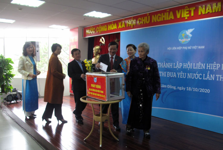 Mẹ VN Anh hùng, lãnh đạo tỉnh và các đại biểu phụ nữ ủng hộ đồng bào miền Trung khắc phục thiên tai lũ lụt