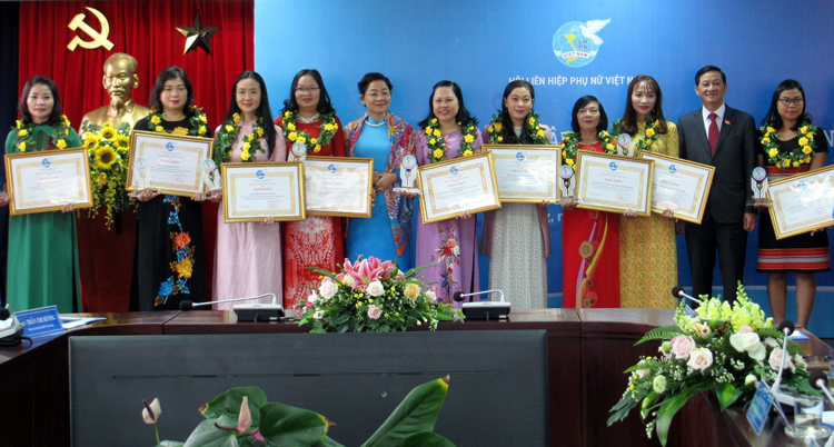 Lãnh đạo Hội LHPN Việt Nam và tỉnh Lâm Đồng trao Bằng khen của Trung ương Hội cho các điển hình xuất sắc trong phong trào thi đua yêu nước giai đoạn 2015 -2020