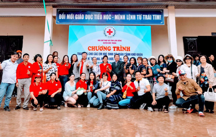 Trao 1.000 phần quà cho học sinh dân tộc thiểu số