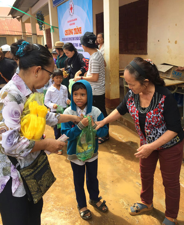 Nhà hảo tâm trao tặng thêm tiền mặt chia sẻ với hoàn cảnh gia đình khó khăn của trẻ em DTTS
