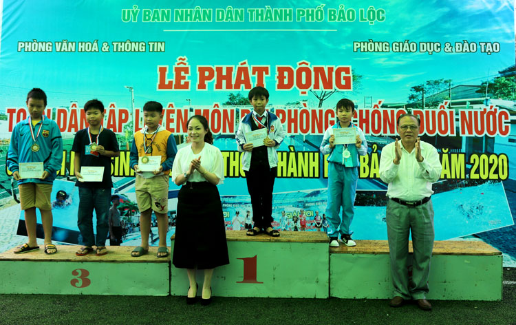 Trao huy chương cho các VĐV nam lứa tuổi Tiểu học