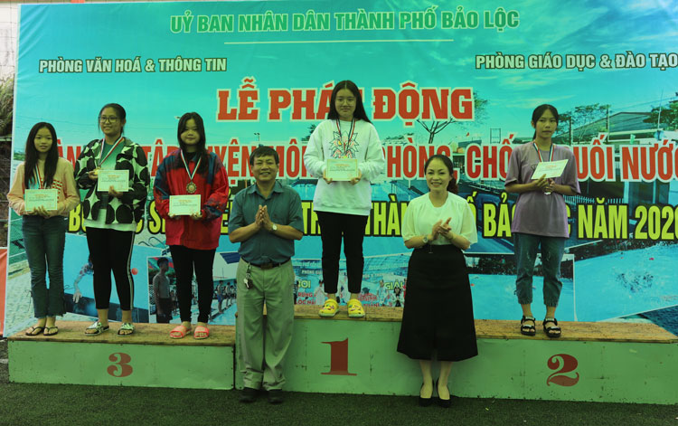 Trao huy chương cho các VĐV nữ lứa tuổi THCS