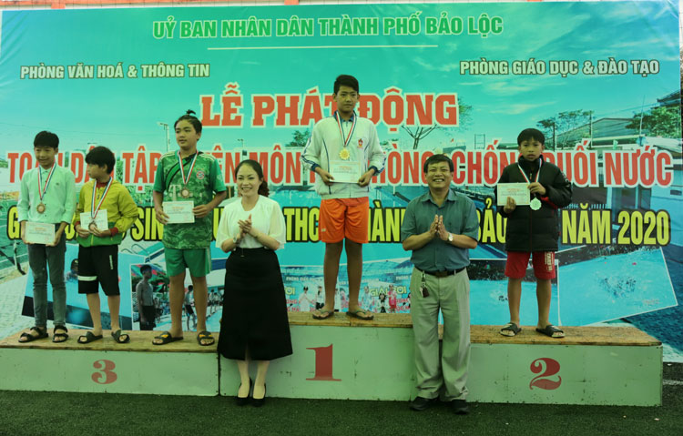 Trao huy chương cho các VĐV nam lứa tuổi THCS