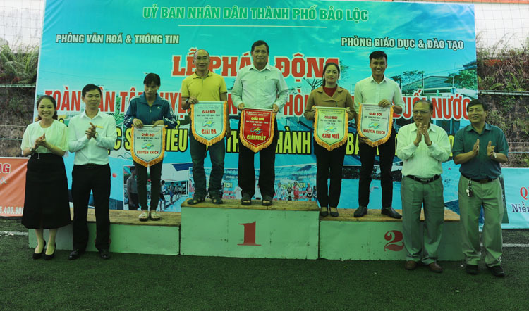 Trao giải toàn đoàn khối THCS