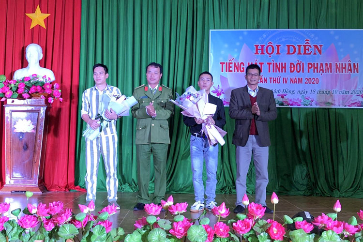Thượng tá Bùi Ngọc Dũng, Giám thị Trại giam Đại Bình và ông Nguyễn Đức Thọ, Phó Giám dốc Trung tâm VHNT tỉnh Lâm Đồng tặng hoa chúc mừng 2 đội có phần thi xuất sắc
