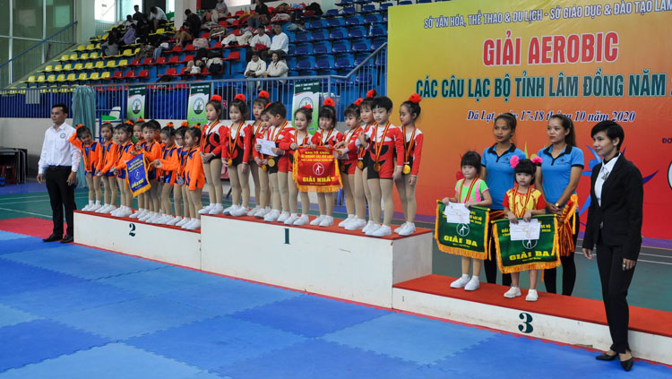 Ban tổ chức trao giải cho khối mẫu giáo