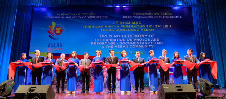 Các đại biểu bộ, ngành, địa phương cắt băng khai mạc Triển lãm Ảnh và Phim phóng sự - Tài liệu về Đất nước, con người; Bảo vệ môi trường và Biến đổi khí hậu