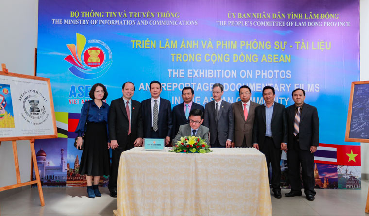 Ông Phan Văn Đa - Phó Chủ tịch UBND tỉnh Lâm Đồng cùng các lãnh đạo bộ, địa phương ghi cảm tưởng buổi khai mạc triển lãm