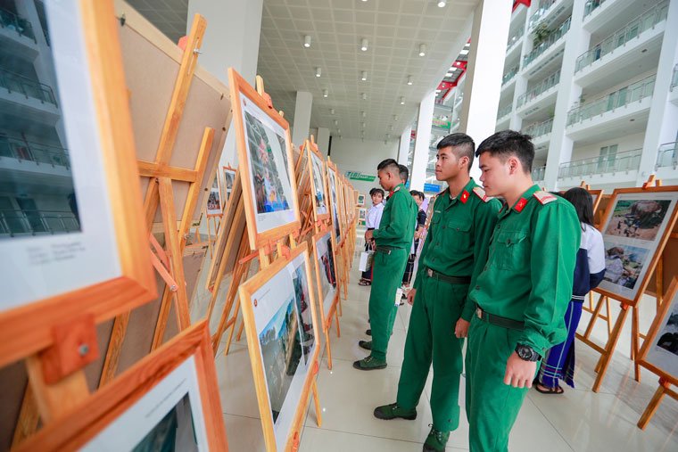 Nhiều học sinh, các chiến sĩ tới xem ảnh tại Triển lãm Ảnh và Phim phóng sự - Tài liệu về Đất nước, con người; Bảo vệ môi trường và Biến đổi khí hậu tại trung tâm Hành chính tỉnh sáng nay