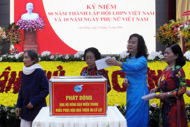 Hơn 100 cán bộ Hội Phụ nữ tỉnh qua các thời kỳ gặp mặt ôn truyền thống