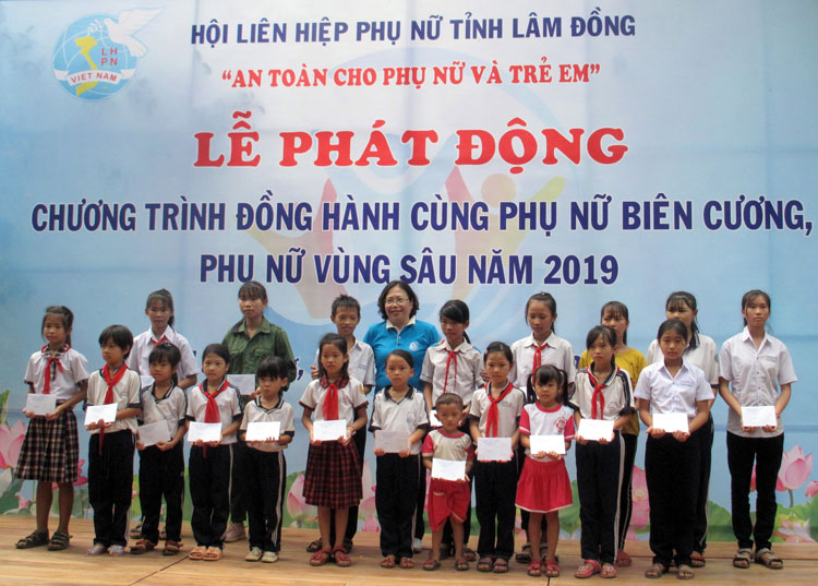 Bà Phạm Thị Mỹ Huyền - Chủ tịch Hội LHPN tỉnh trao học bổng cho học sinh nghèo huyện Đạ Tẻh trong Chương trình “Đồng hành cùng phụ nữ biên cương, phụ nữ vùng sâu”