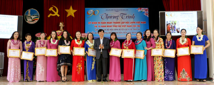Ông Nguyễn Trung Kiên - Bí thư Huyện ủy Bảo Lâm tặng giấy khen cho các tập thể, cá nhân tiên tiến