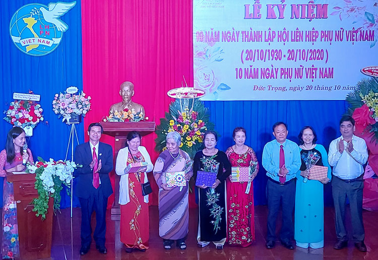 Các đồng chí lãnh đạo huyện Đức Trọng trao quà cho các đồng chí nguyên lãnh đạo Hội LHPN huyện Đức Trọng qua các thời kỳ