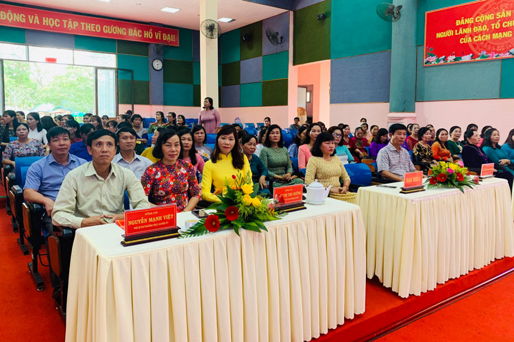 Đạ Tẻh trao giải Cuộc thi Duyên dáng áo dài qua ảnh