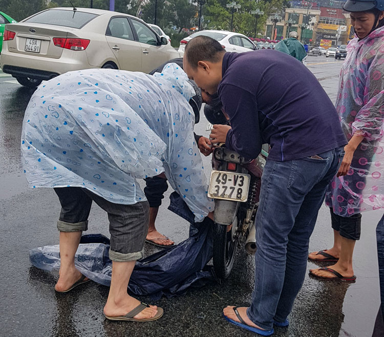 Mùa mưa bão, cẩn trọng với áo mưa khi chạy xe máy