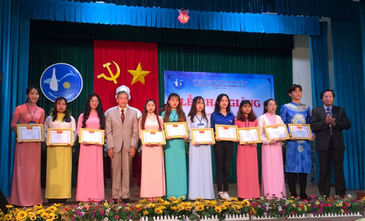 Khen thưởng cho 10 sinh viên có thành tích cao trong học tập và rèn luyện năm học 2019 - 2020