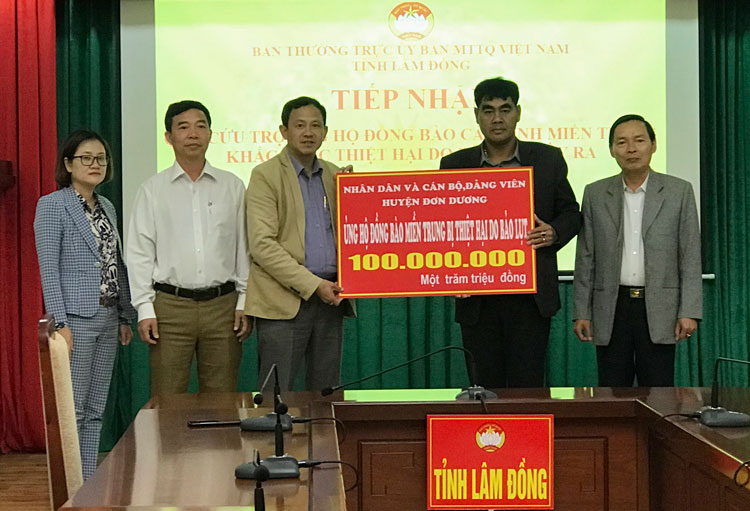 Trao tiền ủng hộ đồng bào miền Trung gặp lũ lụt