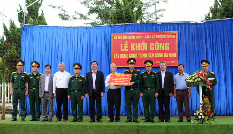 Đại tá Nguyễn Công Anh – Phó Chủ nhiệm Chính trị Quân khu 7 trao số tiền 500 triệu đồng cho Linh mục Nguyễn Viết Đinh – Quản xứ Giáo xứ Thượng Thanh và đại diện giáo dân thực hiện công trình sân bóng đá mini