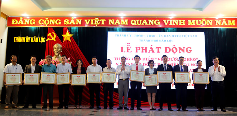 Trao bằng tri ân cho các tổ chức, đơn vị đóng góp cho Quỹ Vì người nghèo TP Bảo Lộc
