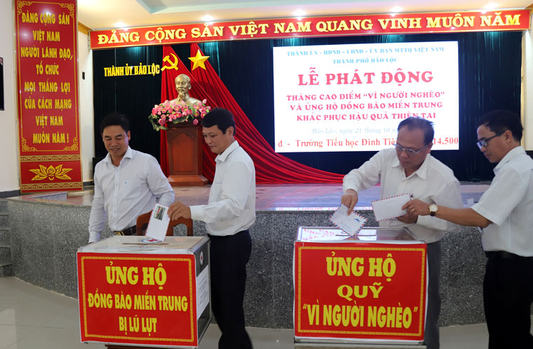 Cán bộ, công chức, viên chức TP Bảo Lộc đóng góp Quỹ Vì người nghèo và ủng hộ đồng bào miền Trung