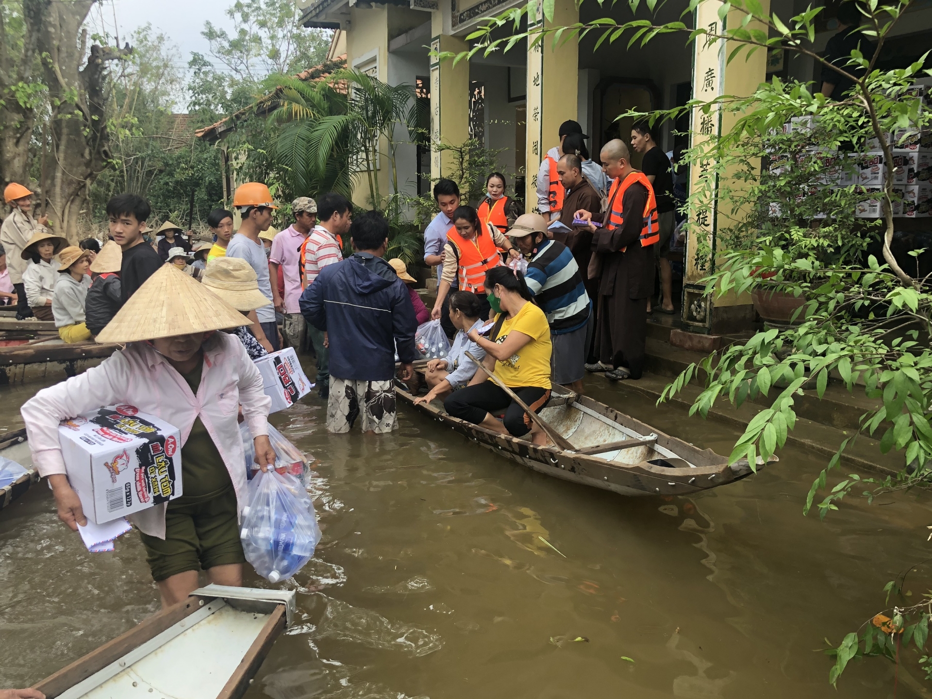 Nhiều đoàn từ thiện đã đến với miền Trung, mang theo các nhu yếu phẩm cần thiết cho người dân