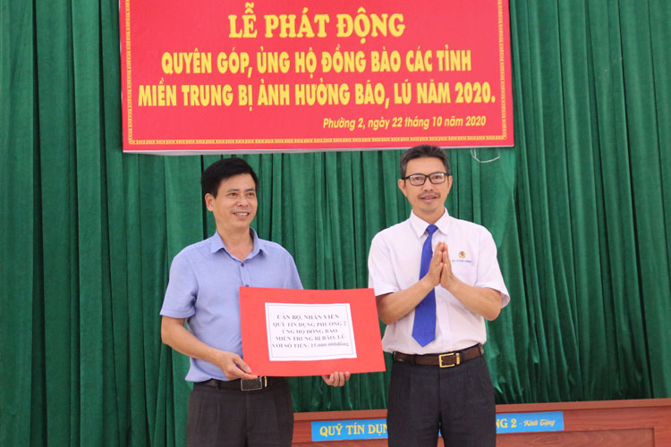 Nhiều cá nhân, đơn vị ủng hộ đồng bào miền Trung bị lũ lụt