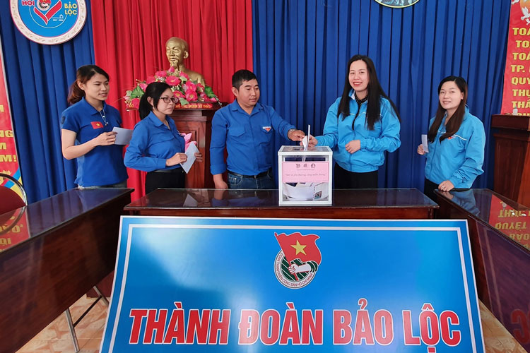 Tuổi trẻ Bảo Lộc ủng hộ miền Trung