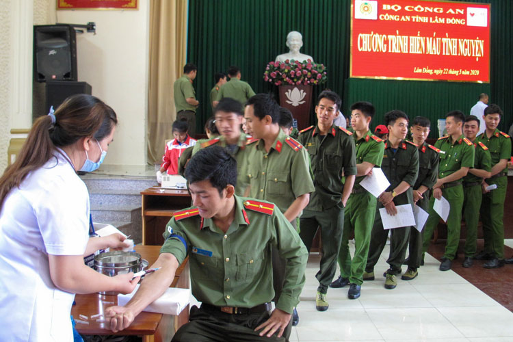 Cán bộ, chiến sĩ công an thực thi nghiêm Luật Phòng, chống tác hại của thuốc lá