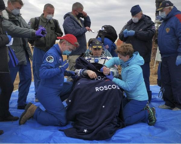 Ba nhà du hành vũ trụ làm việc trên ISS trở về Trái Đất an toàn