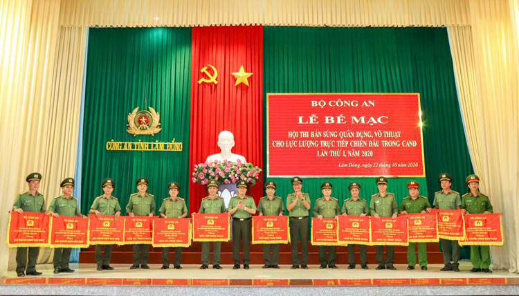 Trao thưởng Hội thi bắn súng, võ thuật cho lực lượng trực tiếp chiến đấu trong CAND lần thứ I, năm 2020