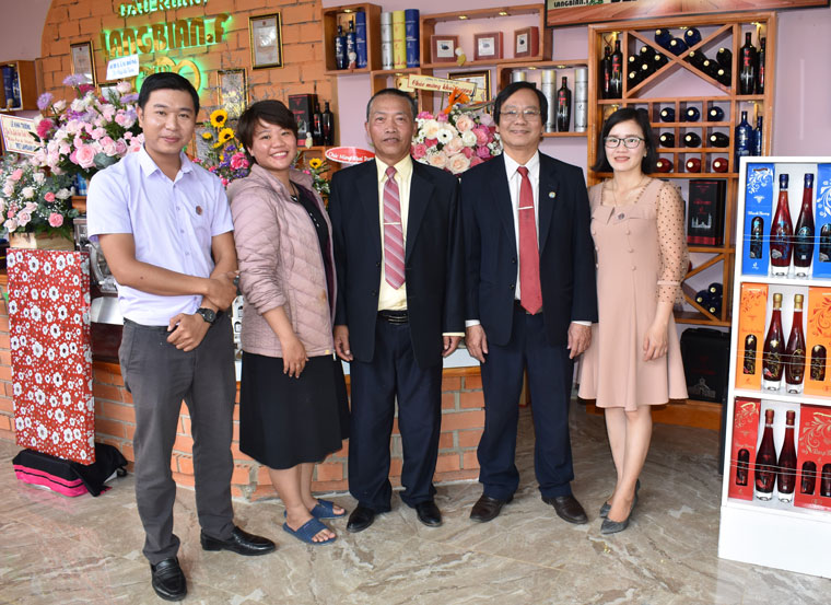 Khách mời tham quan showroom 