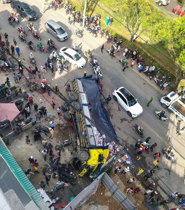 Xe chở bia trôi tự do, tông hơn chục xe gắn máy đậu bên đường